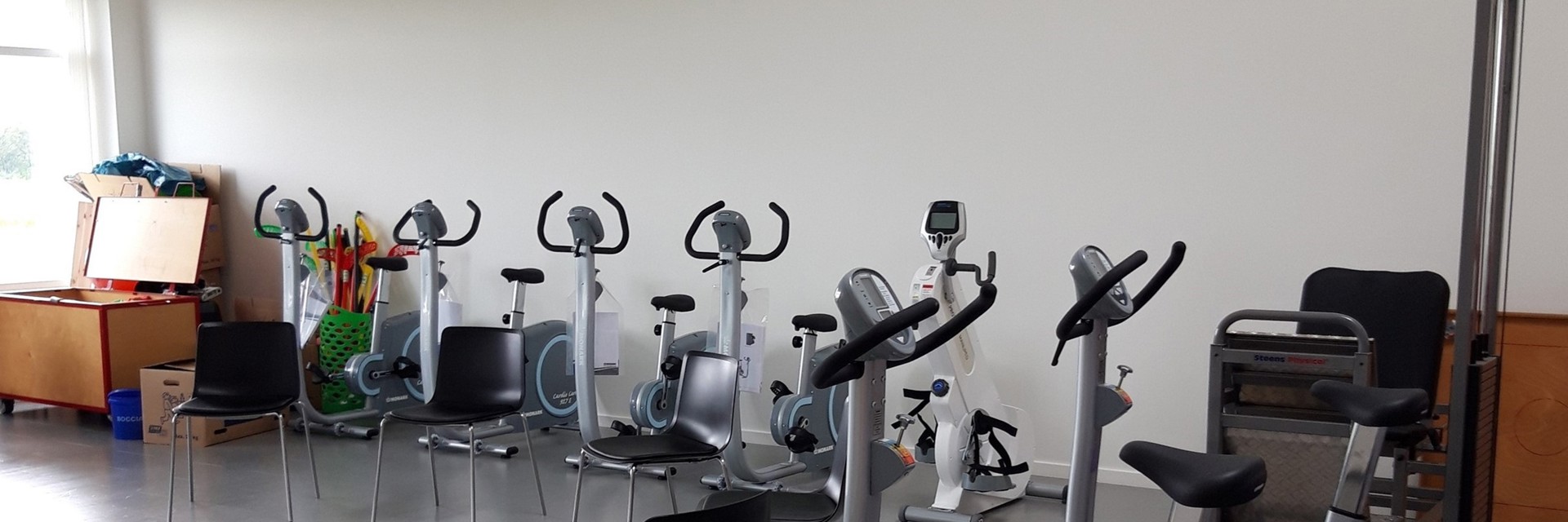 Billede af træningsmaskiner inde i et træningsrum